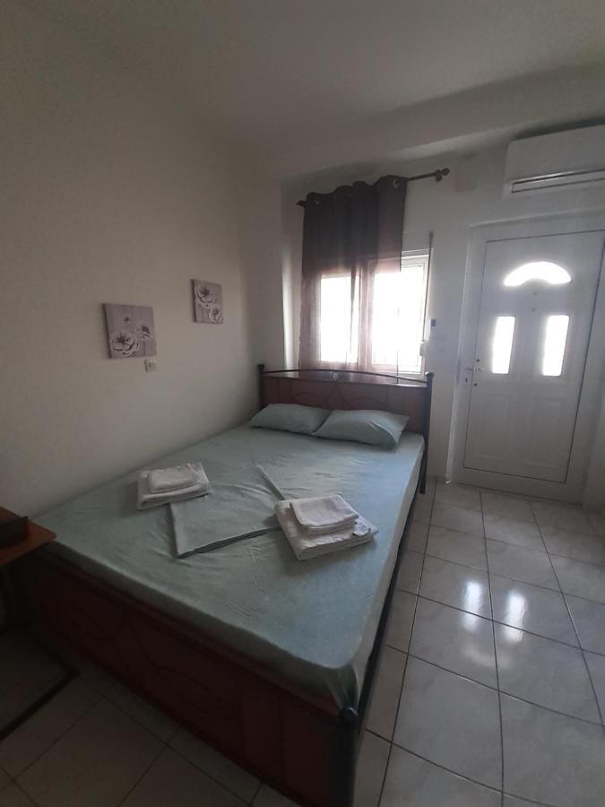 Ferienwohnung Yellow House Kalamata Exterior foto